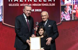 Hasan Tuluk ödülünü aldı