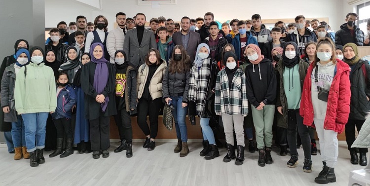 Çorum’da gençlerle buluştu