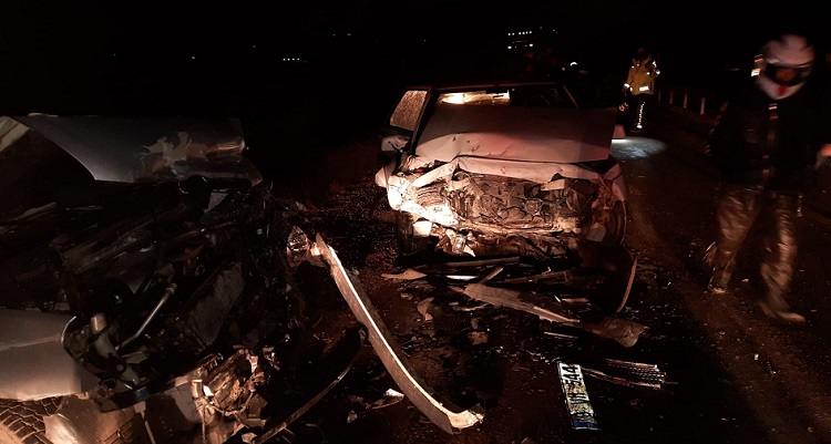 Otomobiller kafa kafaya çarpıştı
