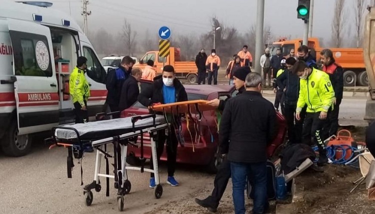 Kavşakta çarpıştılar: 1 ölü 1 yaralı