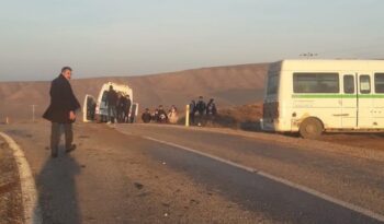 Öğrenci servisi otomobille çarpıştı