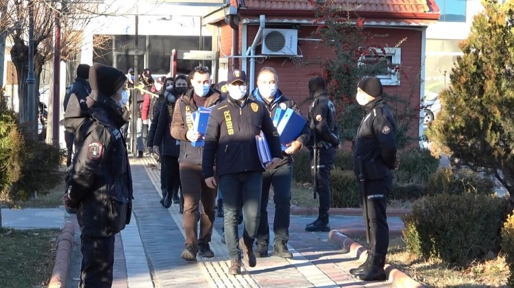 Dolandırıcılar polisten kaçamadı!