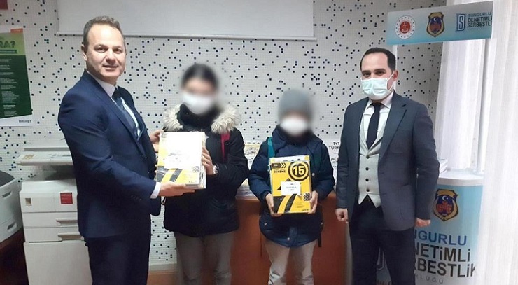 Çocuklara kaynak kitapları dağıtıldı