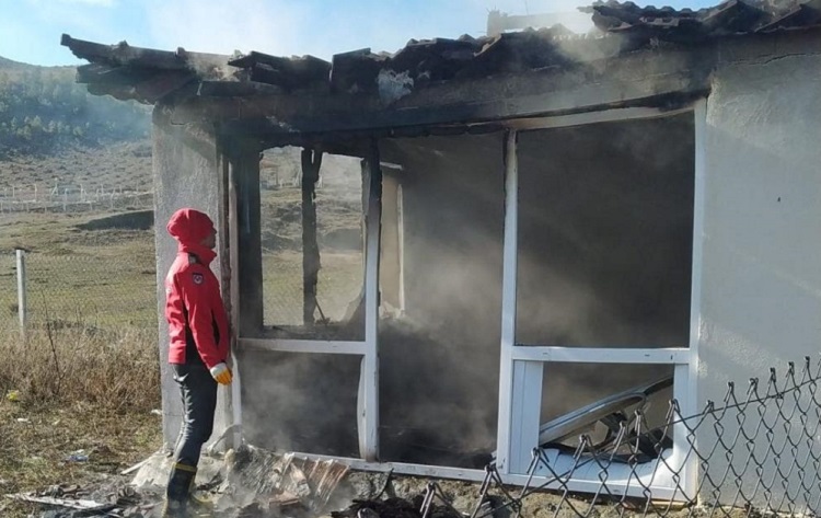 Yangında bağ evi küle döndü!