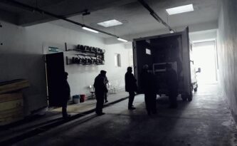 Gece evine gelen genci öldürdü!