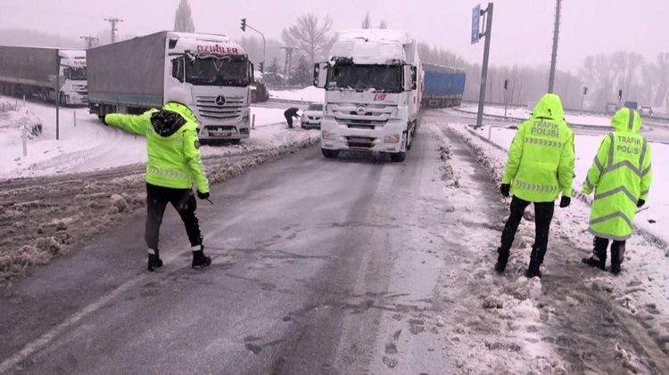 Çorum yolunda kar ulaşımı aksattı