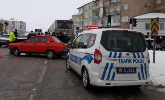 Yolcu otobüsü otomobille çarpıştı