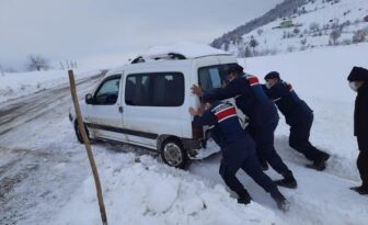 Yolda kalanlara yardımcı oldular