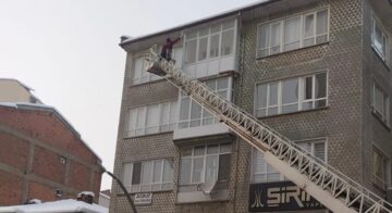 İtfaiye buz sarkıtlarını temizledi