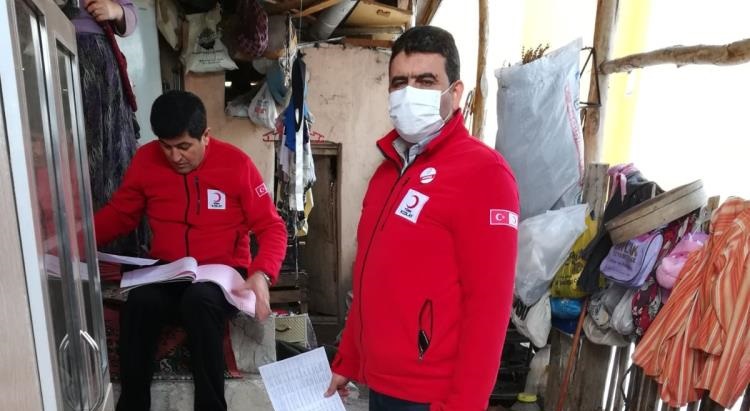 Kızılay’dan gıda ve giyim yardımı
