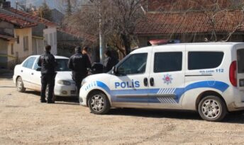 Genç kız annesini öldürdü!