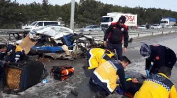 Tır otomobilin üstünden geçti