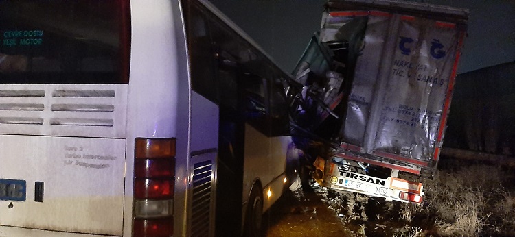 Park halindeki Tır’a arkadan çarptı