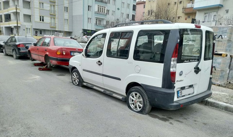 Çorum’da 5 aracın lastiği kesildi!