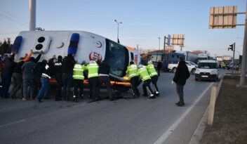 Otomobil ile ambulans çarpıştı