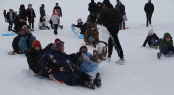 Karlı tepede eğlenceli anlar!
