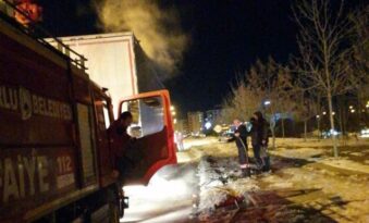 Seyir halindeki tır alev aldı