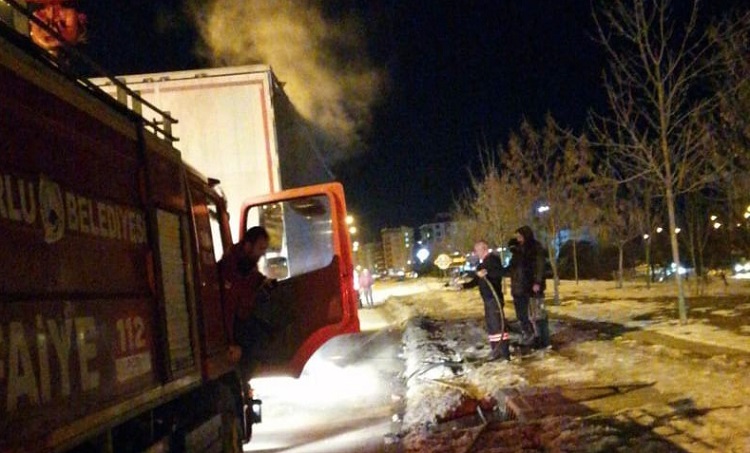 Seyir halindeki tır alev aldı