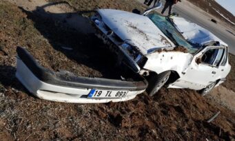 Takla atan araç refüje devrildi