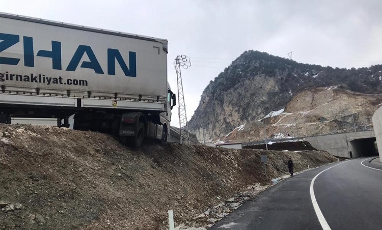 Tır şantiye yolunda asılı kaldı