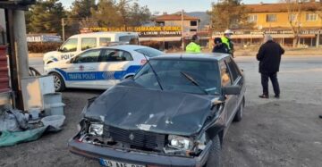 Kırmızı ışıkta duran tıra çarptı