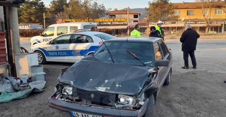 Kırmızı ışıkta duran tıra çarptı