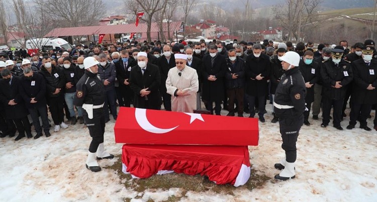 Genç polis dualarla defnedildi