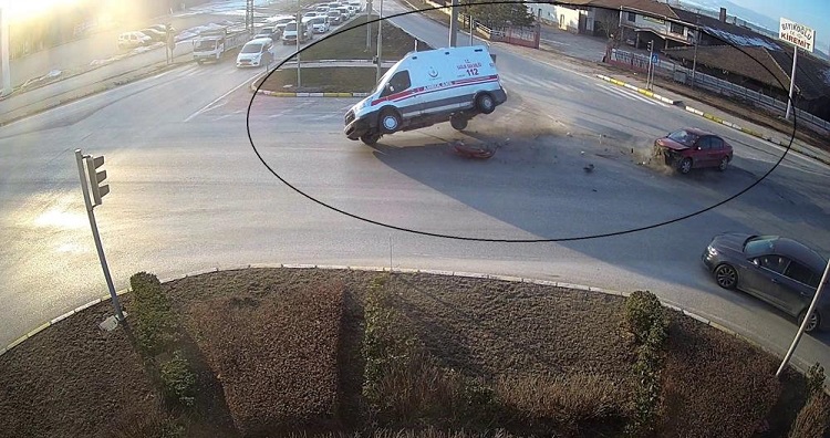 Ambulans kazası kameraya yansıdı