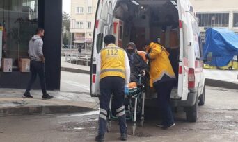 Karşıya geçerken motosiklet çarptı