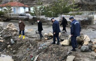 Köyde gölet taştı! 15 evi su bastı!