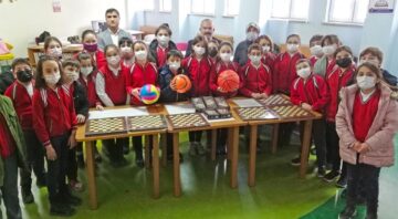 Atık pil topladılar ödülleri aldılar