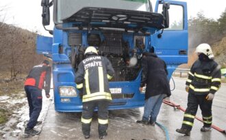 Yokuşta Tır’ın motoru yandı!