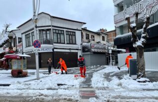 Belediyenin kar mesaisi sürüyor