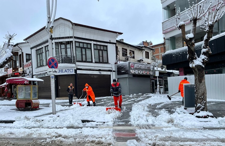 Belediyenin kar mesaisi sürüyor