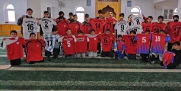 Camii çocuklarını sevindiren müezzin