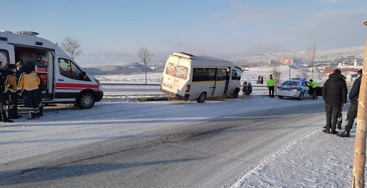 Servis minibüsü kontrolden çıktı!