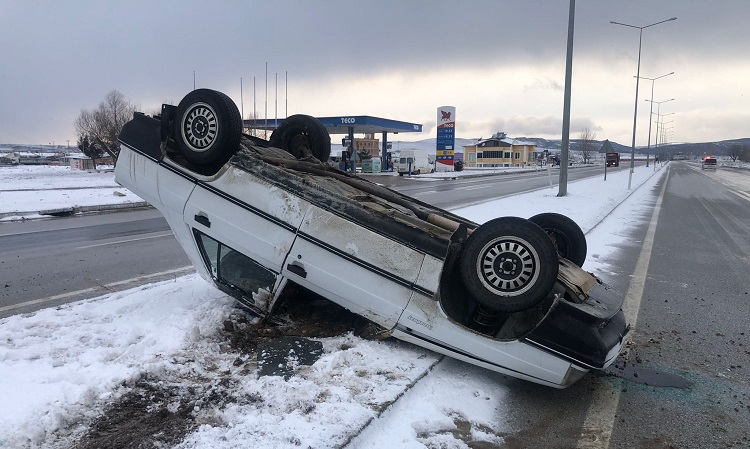 Otomobil refüje çıkıp takla attı