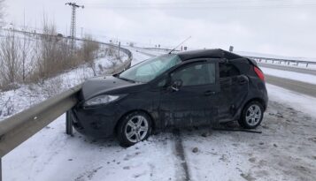 Önce tır’a sonra bariyerlere çarptı