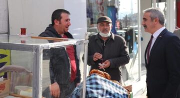 Caddede esnaf ve vatandaşı dinledi