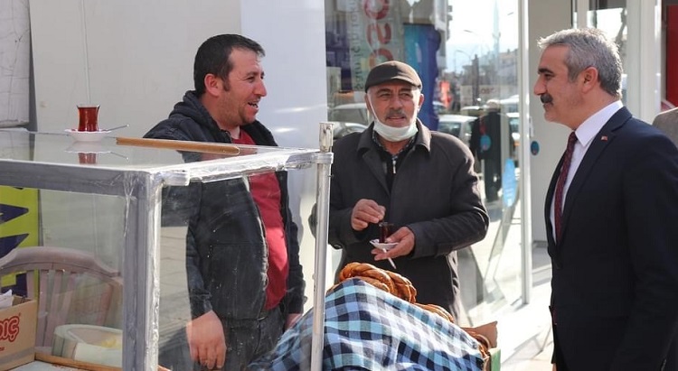 Caddede esnaf ve vatandaşı dinledi