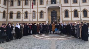 Ortaköylü kadınlara başkandan jest