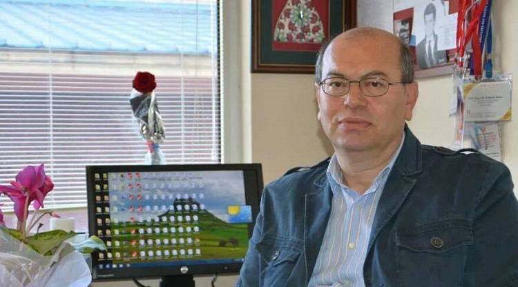 Öğretim görevlisi kalbine yenildi