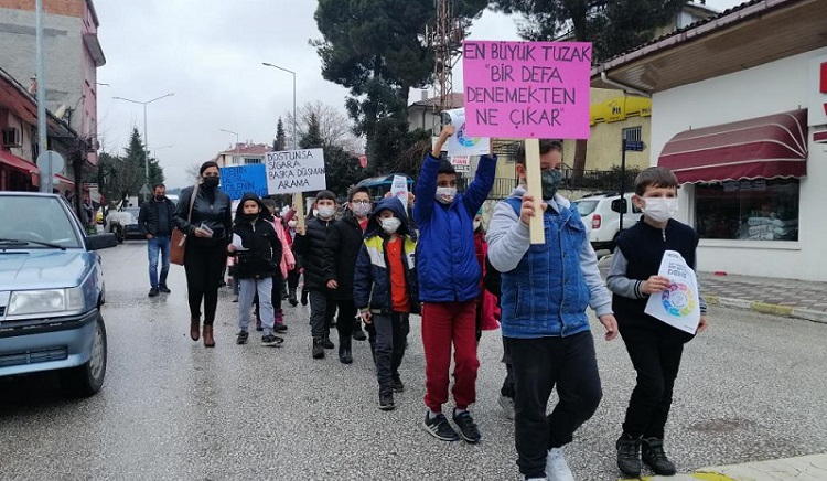 Pankartlarla dikkat çektiler!