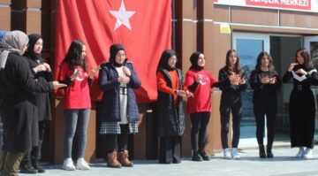 İstiklal Marşını işaret dili ile okudular