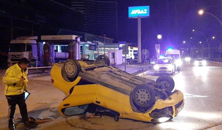 Orta refüje çarparak takla attı!