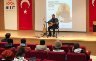 Öğrenciler ustadan dinleyip öğrendiler