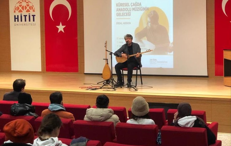 Öğrenciler ustadan dinleyip öğrendiler