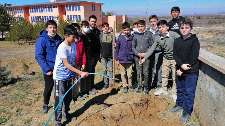Okullarının bahçesini ağaçlandırdılar