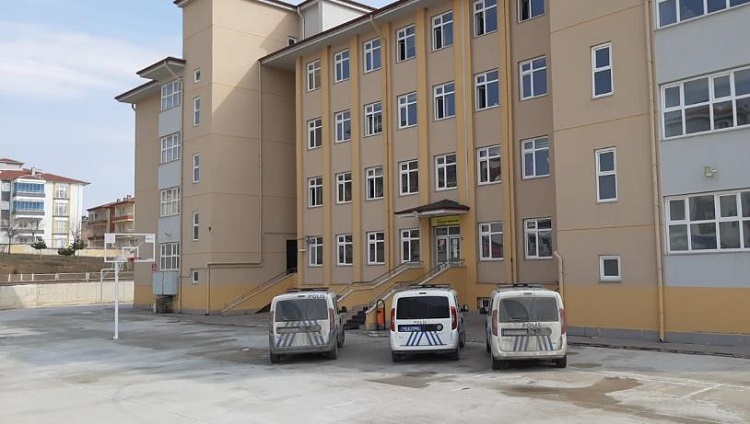 Öğrenci okula tüfekle geldi!