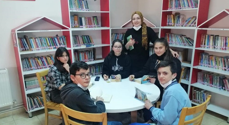 İlçe kütüphanesinde kitap okudular